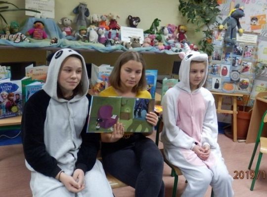 Wizyta bajkowych postaci w bibliotece