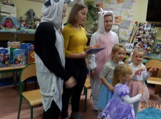 Wizyta bajkowych postaci w bibliotece