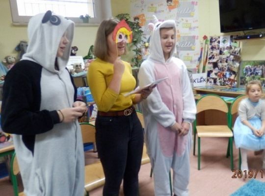 Wizyta bajkowych postaci w bibliotece