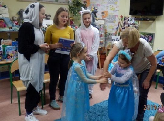 Wizyta bajkowych postaci w bibliotece