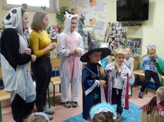 Wizyta bajkowych postaci w bibliotece