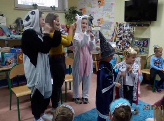 Wizyta bajkowych postaci w bibliotece