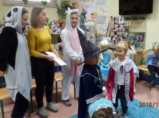 Wizyta bajkowych postaci w bibliotece