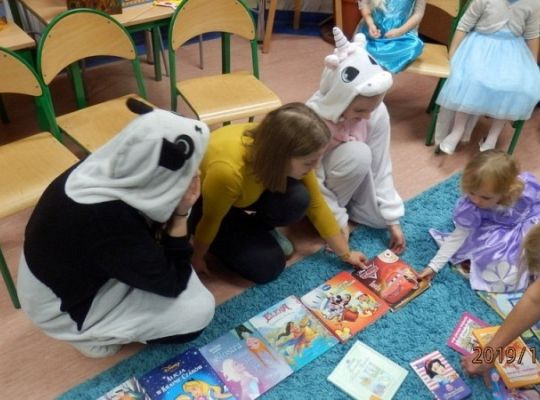 Wizyta bajkowych postaci w bibliotece