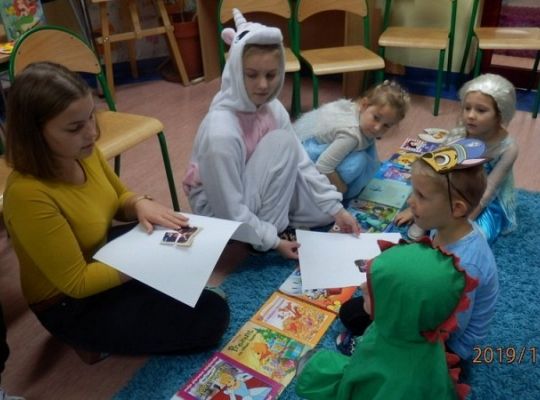 Wizyta bajkowych postaci w bibliotece