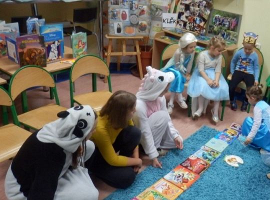 Wizyta bajkowych postaci w bibliotece