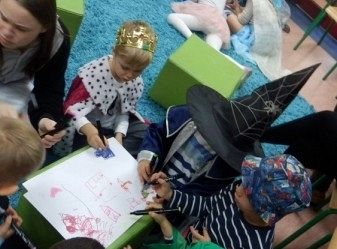 Wizyta bajkowych postaci w bibliotece