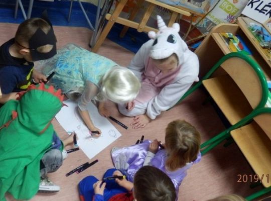 Wizyta bajkowych postaci w bibliotece