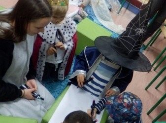 Wizyta bajkowych postaci w bibliotece