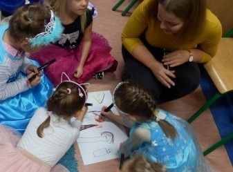 Wizyta bajkowych postaci w bibliotece