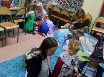 Wizyta bajkowych postaci w bibliotece