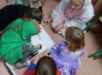 Wizyta bajkowych postaci w bibliotece