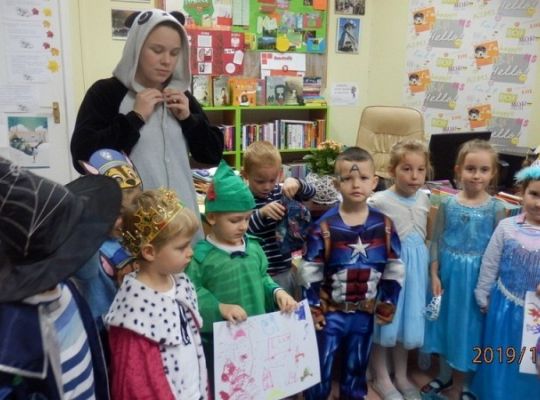 Wizyta bajkowych postaci w bibliotece