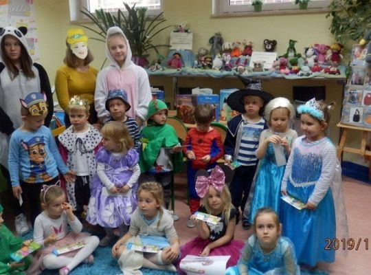 Wizyta bajkowych postaci w bibliotece