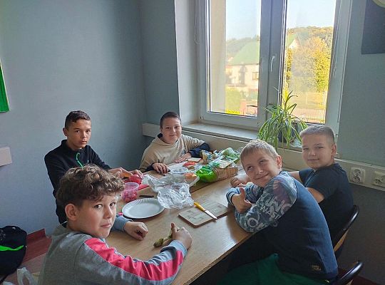 Zdrowe śniadanie uczniów klasy 5c