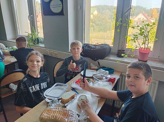 Zdrowe śniadanie uczniów klasy 5c