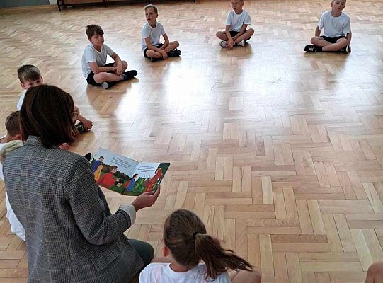 Jesienne spotkanie klasy 1a z książką