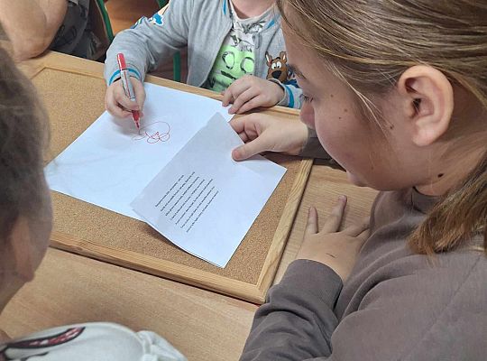 Pluszowy Miś w roli głównej – wyjątkowy dzień z przedszkolakami