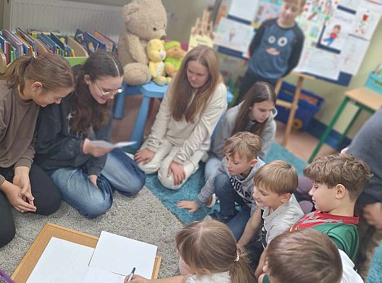 Pluszowy Miś w roli głównej – wyjątkowy dzień z przedszkolakami