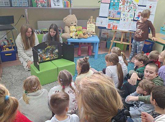 Pluszowy Miś w roli głównej – wyjątkowy dzień z przedszkolakami