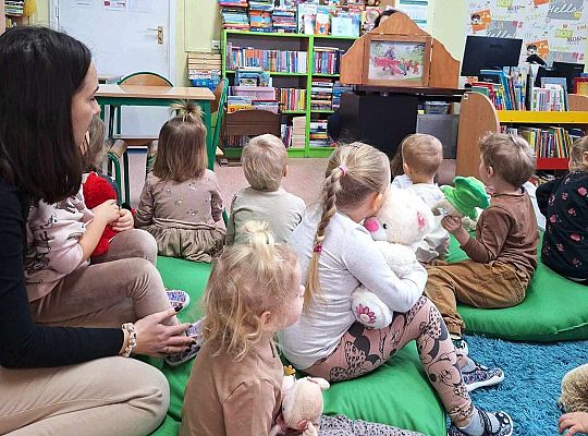 Pluszowy Miś w roli głównej – wyjątkowy dzień z przedszkolakami