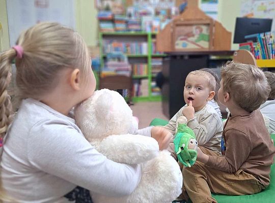 Pluszowy Miś w roli głównej – wyjątkowy dzień z przedszkolakami