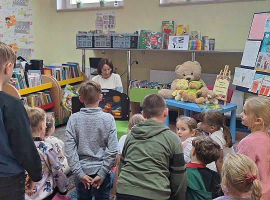 Pluszowy Miś w roli głównej – wyjątkowy dzień z przedszkolakami