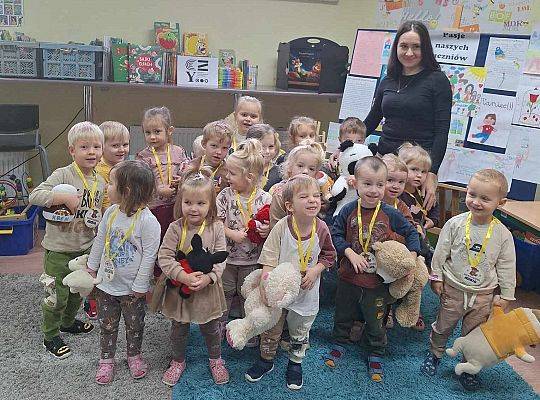 Pluszowy Miś w roli głównej – wyjątkowy dzień z przedszkolakami