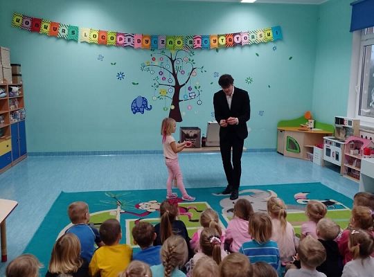 Każdy przedszkolak choć raz w życiu powinien spotkać czarodzieja. A najlepiej zabawnego czarodzieja!