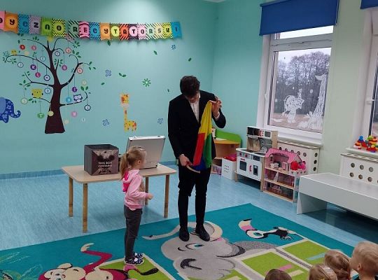 Każdy przedszkolak choć raz w życiu powinien spotkać czarodzieja. A najlepiej zabawnego czarodzieja!