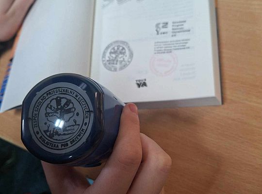 Biblioteka pod drzewem