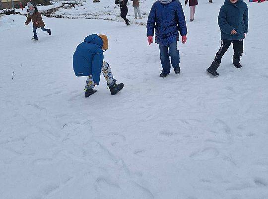 Zimowe zabawy z klasą 1a – zdążyliśmy przed roztopami!