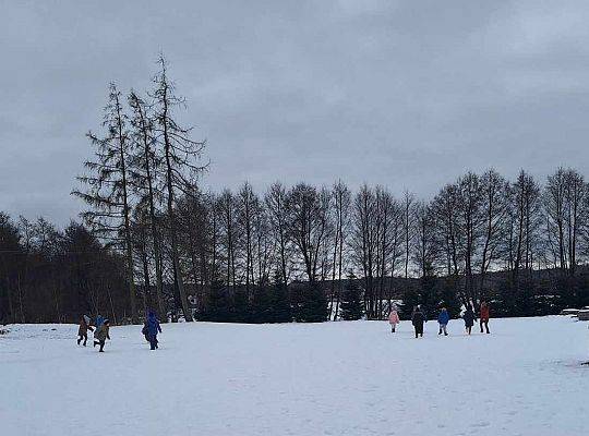 Zimowe zabawy z klasą 1a – zdążyliśmy przed roztopami!