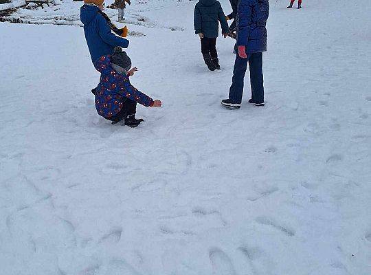 Zimowe zabawy z klasą 1a – zdążyliśmy przed roztopami!