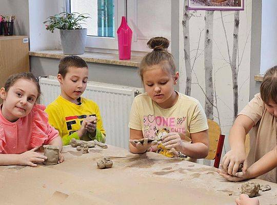 Uczniowie klas pierwszych tworzą naczynia i ozdoby z gliny