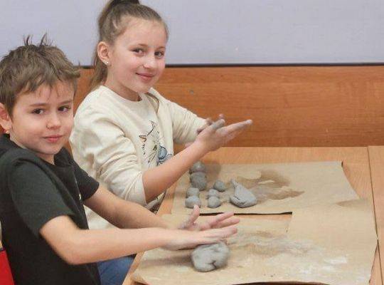 Uczniowie klas pierwszych tworzą naczynia i ozdoby z gliny