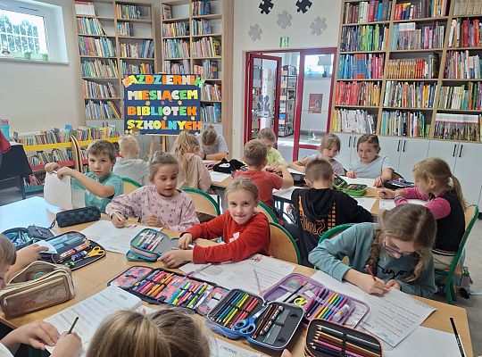 Czytamy z klasą  (2B) lekturki spod chmurki