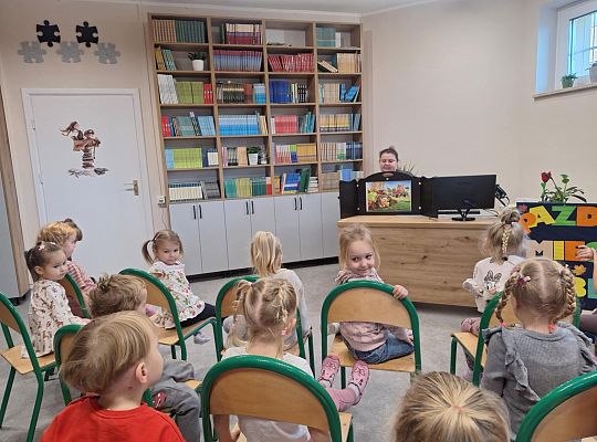 Czytamy z klasą  (2B) lekturki spod chmurki