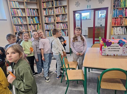 Czytamy z klasą  (2B) lekturki spod chmurki