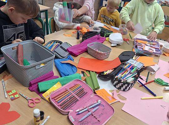 Czytamy z klasą  (2B) lekturki spod chmurki