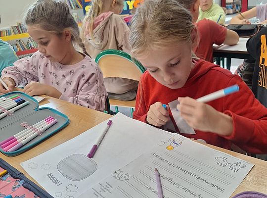 Czytamy z klasą  (2B) lekturki spod chmurki