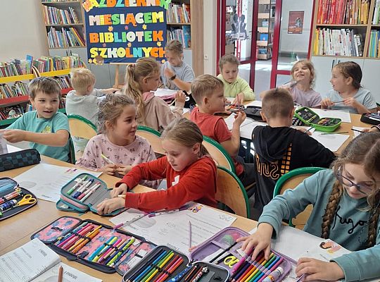 Czytamy z klasą  (2B) lekturki spod chmurki