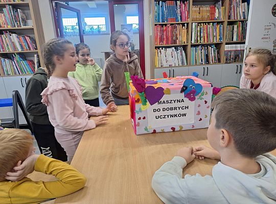 Czytamy z klasą  (2B) lekturki spod chmurki