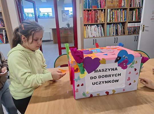 Czytamy z klasą  (2B) lekturki spod chmurki