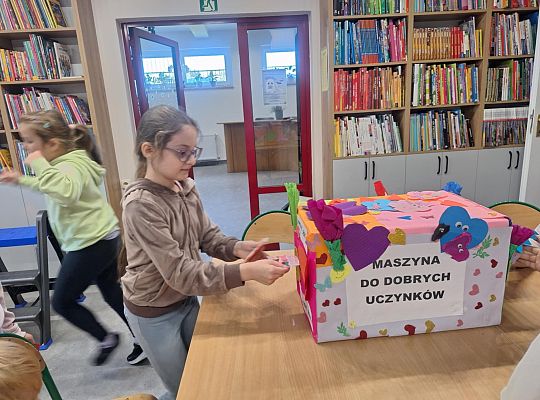 Czytamy z klasą  (2B) lekturki spod chmurki