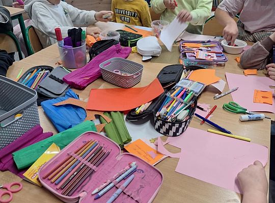 Czytamy z klasą  (2B) lekturki spod chmurki