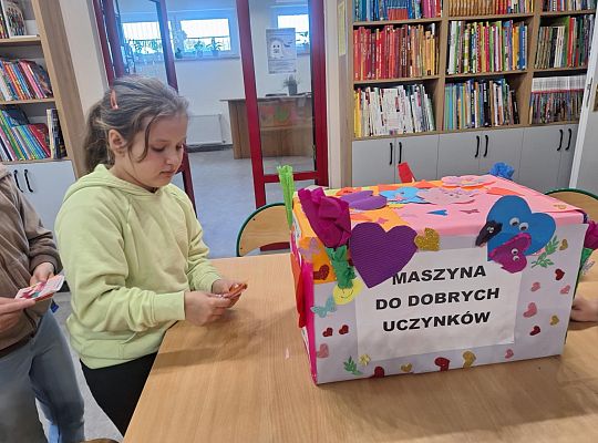 Czytamy z klasą  (2B) lekturki spod chmurki