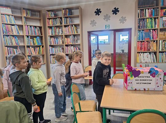 Czytamy z klasą  (2B) lekturki spod chmurki