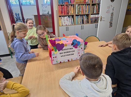 Czytamy z klasą  (2B) lekturki spod chmurki