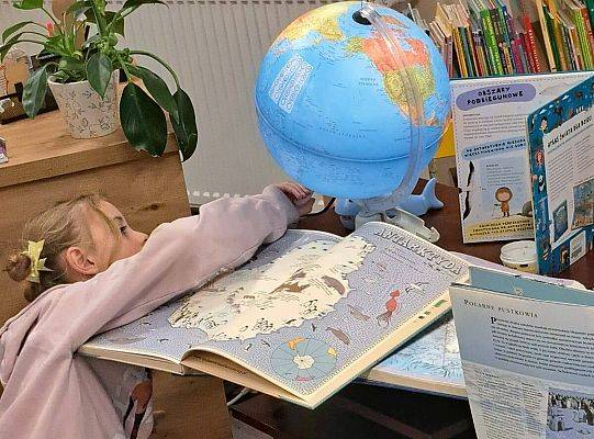 Za dziećmi z klasy 2a kolejna odsłona ogólnopolskiego projektu „Zaczytani w kolorach” .